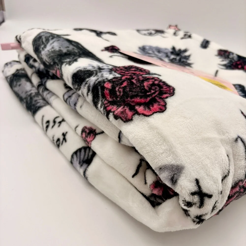 Betsey Johnson Halloween Ultra Plush Throw Blanket Gothic Skull Raven Pink Rose